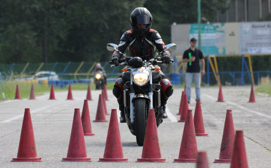 G.S.M. 1 GUIDA SICURA MOTO IN AREA CHIUSA